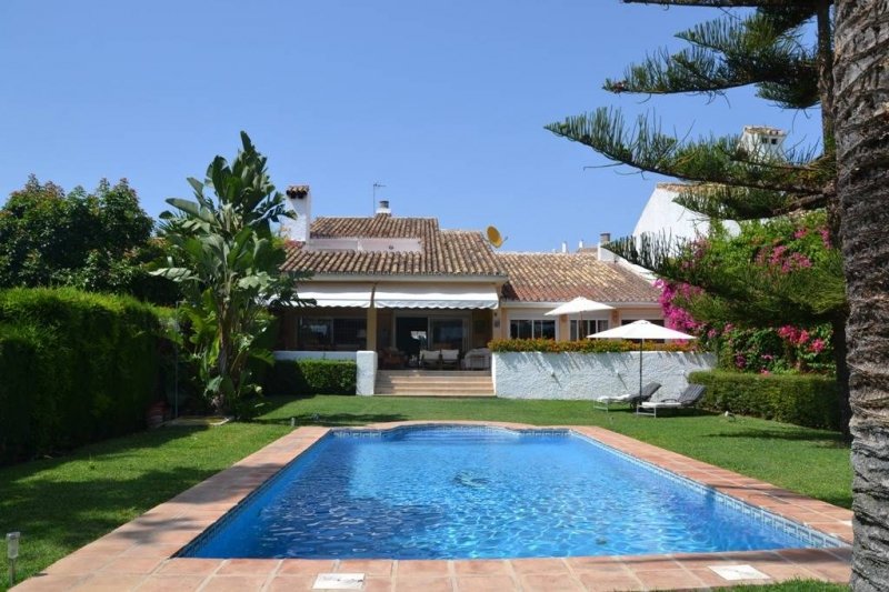 Villa in Guadalmina , just 350m. from the beach, Marbella in Marbella