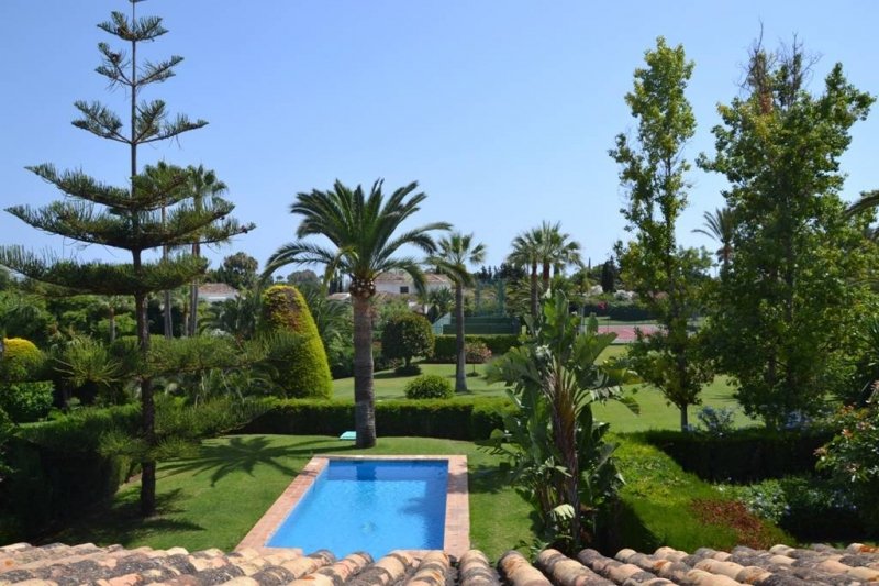 Villa in Guadalmina , just 350m. from the beach, Marbella in Marbella