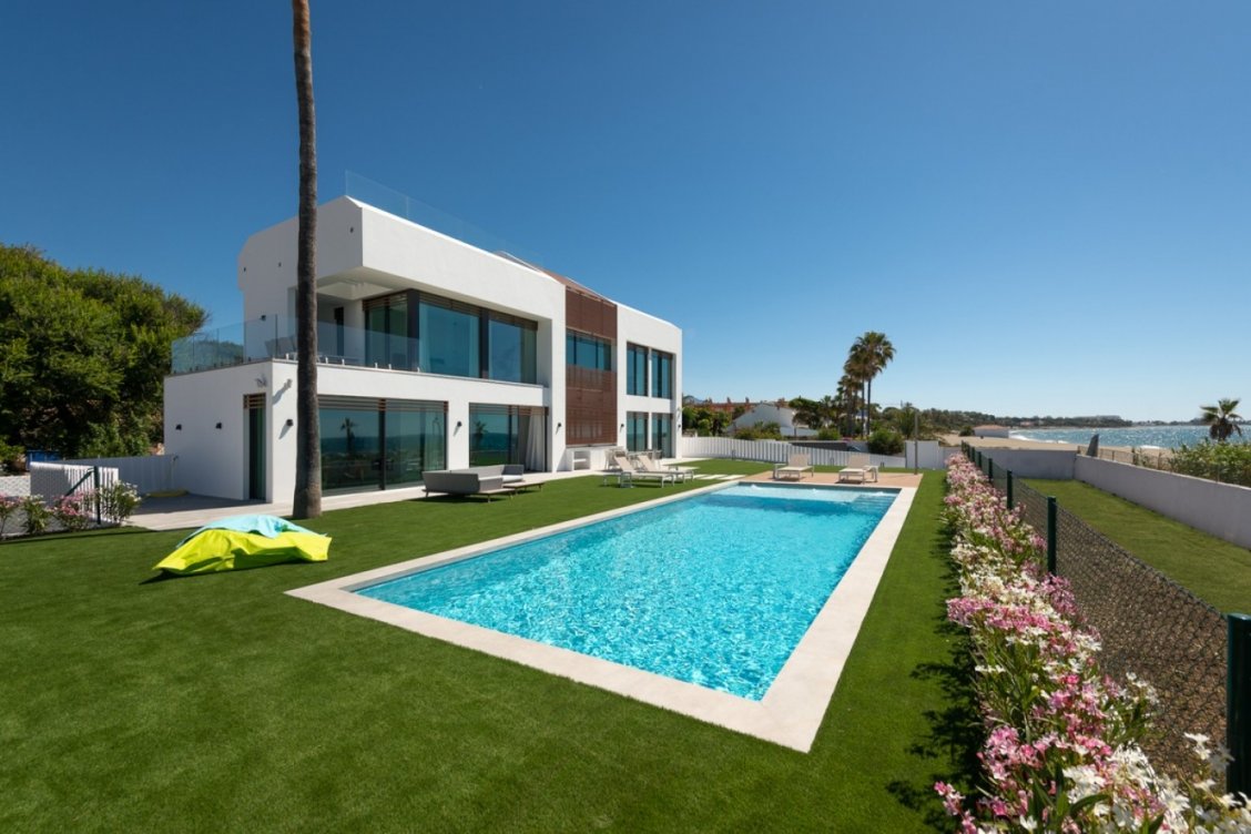 Villa en primera línea de playa en Estepona