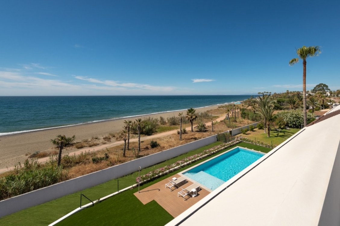 Villa en primera línea de playa en Estepona