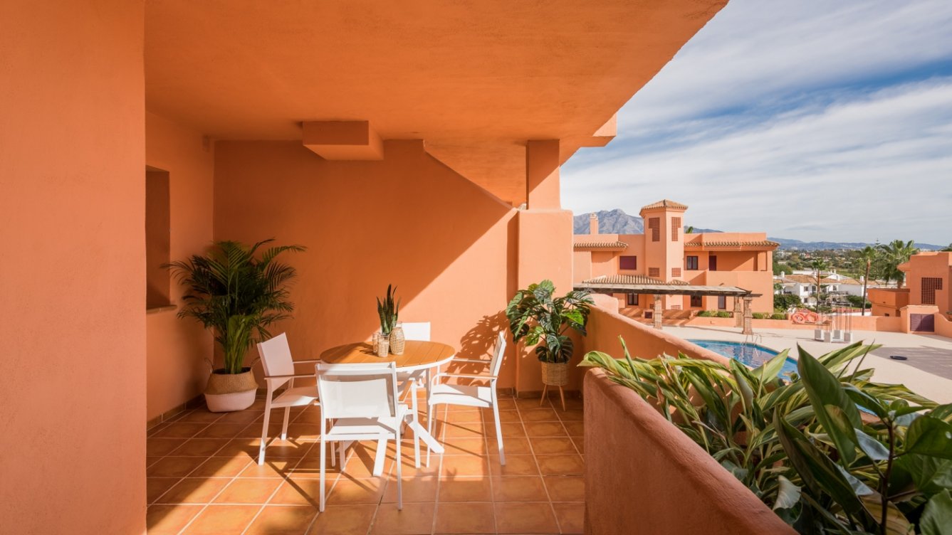 Promoción de apartamentos turísticos junto a El Paraíso Golf en Estepona