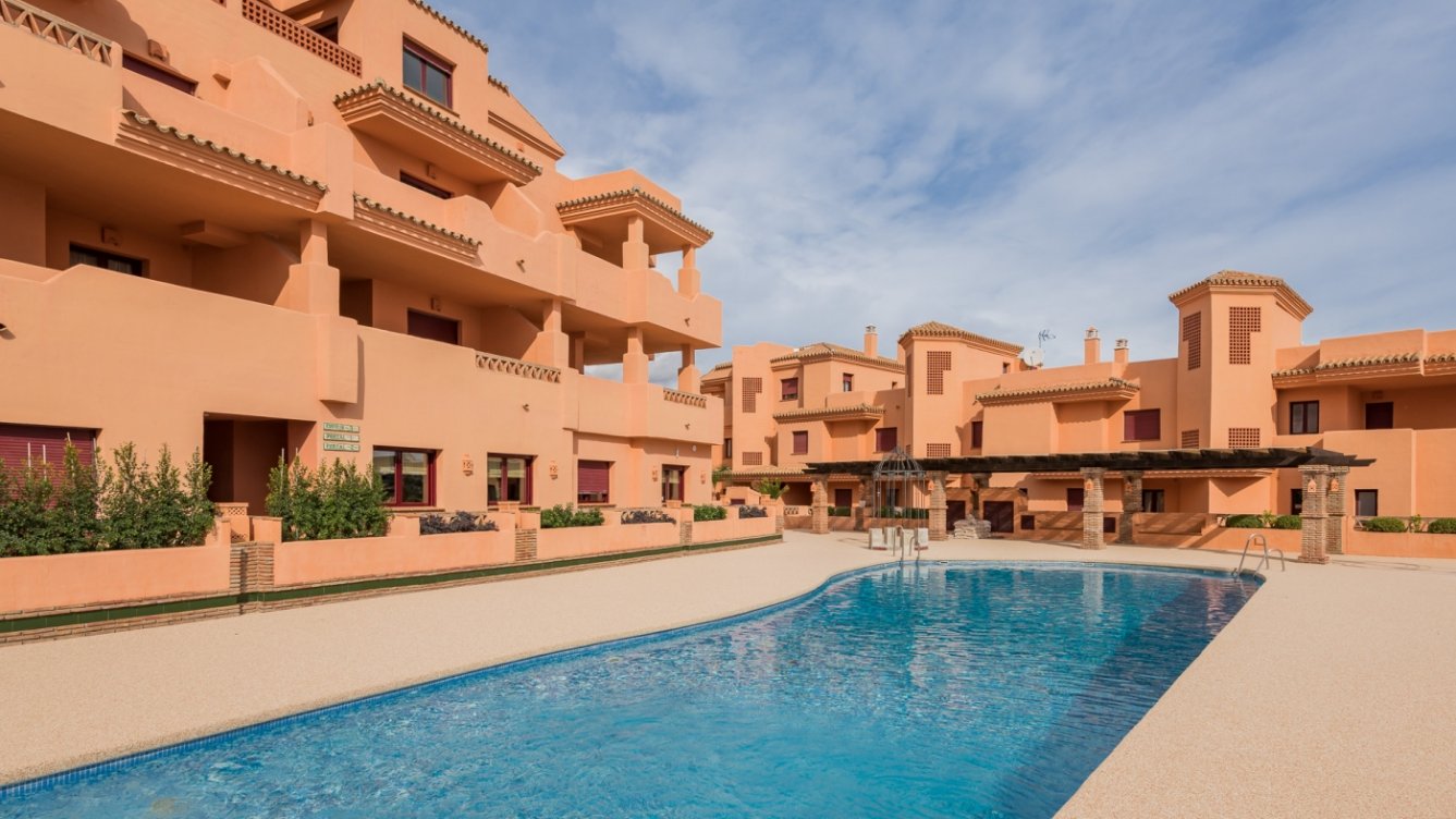 Promoción de apartamentos turísticos junto a El Paraíso Golf en Estepona
