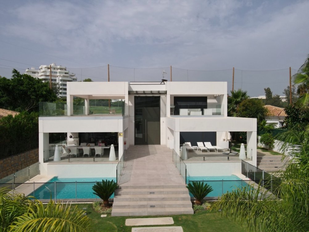 Villa moderna en primera línea de golf de Guadalmina en Marbella