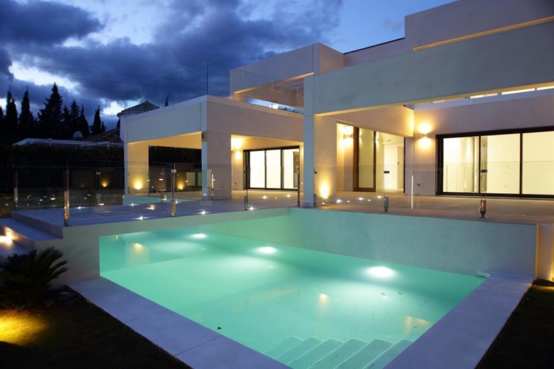 Villa moderna en primera línea de golf de Guadalmina en Marbella