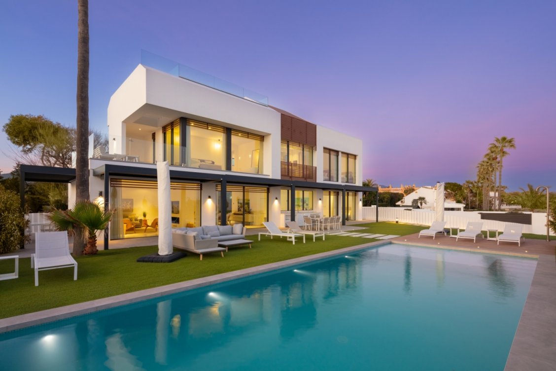 Villa en 1ª línea de playa en la Nueva Milla de Oro de Estepona en Estepona