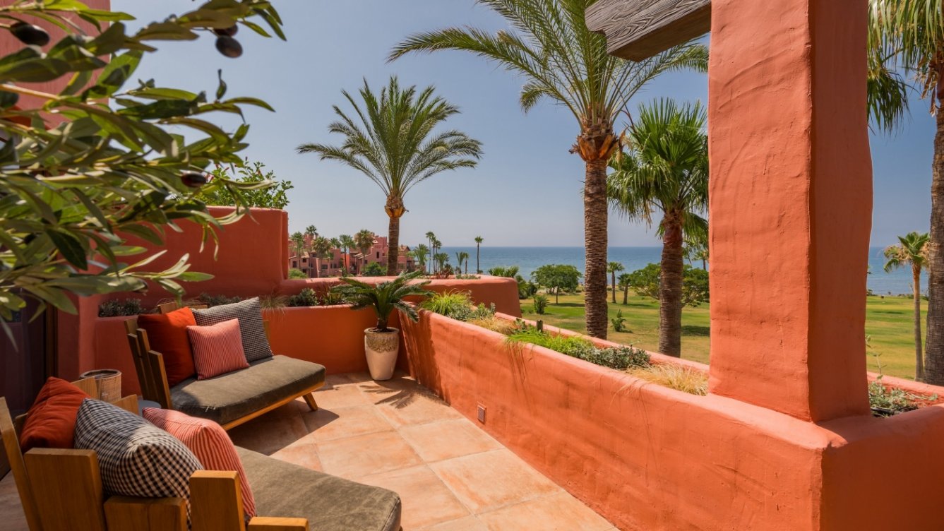 Beachfront penthouse on the New Golden Mile in Estepona in Estepona